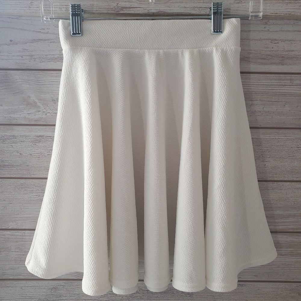 •A-line white skirt•Size small•Elastic waist•Waist 11,5"/29cm•Pre-owened